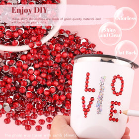 Strass en résine rouge appliqués sur une coque de téléphone
