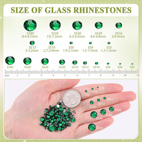 Strass en verre émeraude en utilisation sur des accessoires