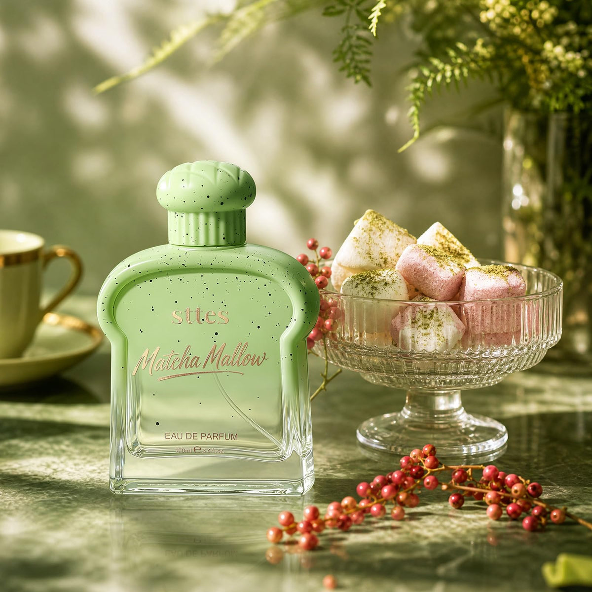 STTES Matcha Mallow avec des fleurs en arrière-plan