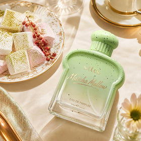 Sttes Matcha Mallow Eau de Parfum dans un cadre naturel