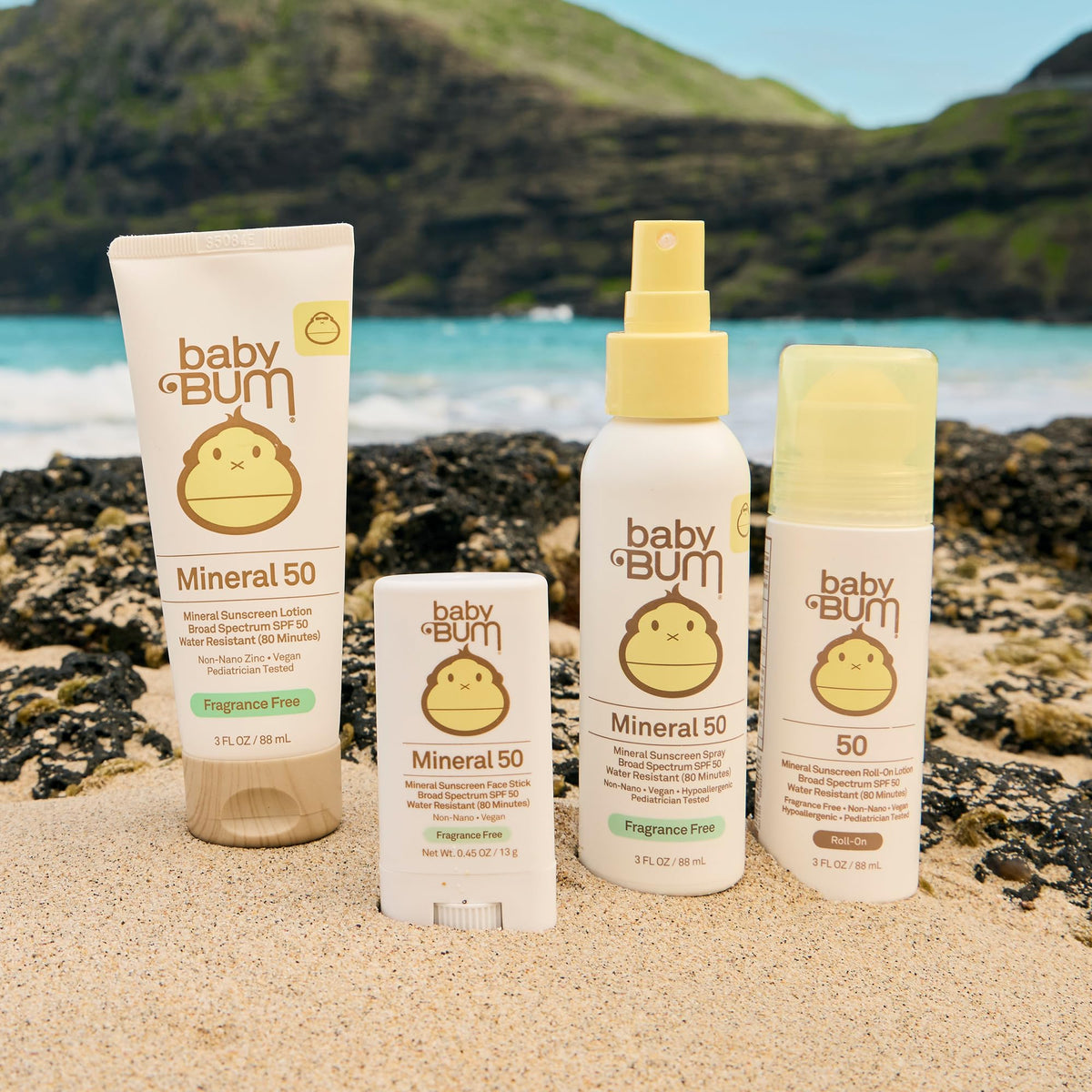 Sun Bum Baby Bum Lotion Solaire Minéral SPF 50 Roll-On sur une plage