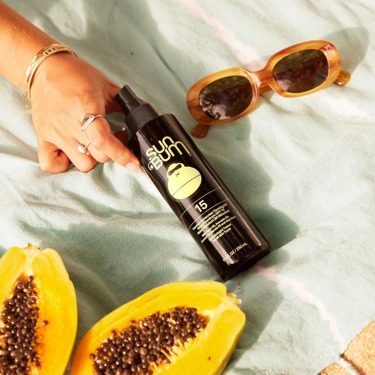 Sun Bum Huile Solaire Hydratante sur fond naturel