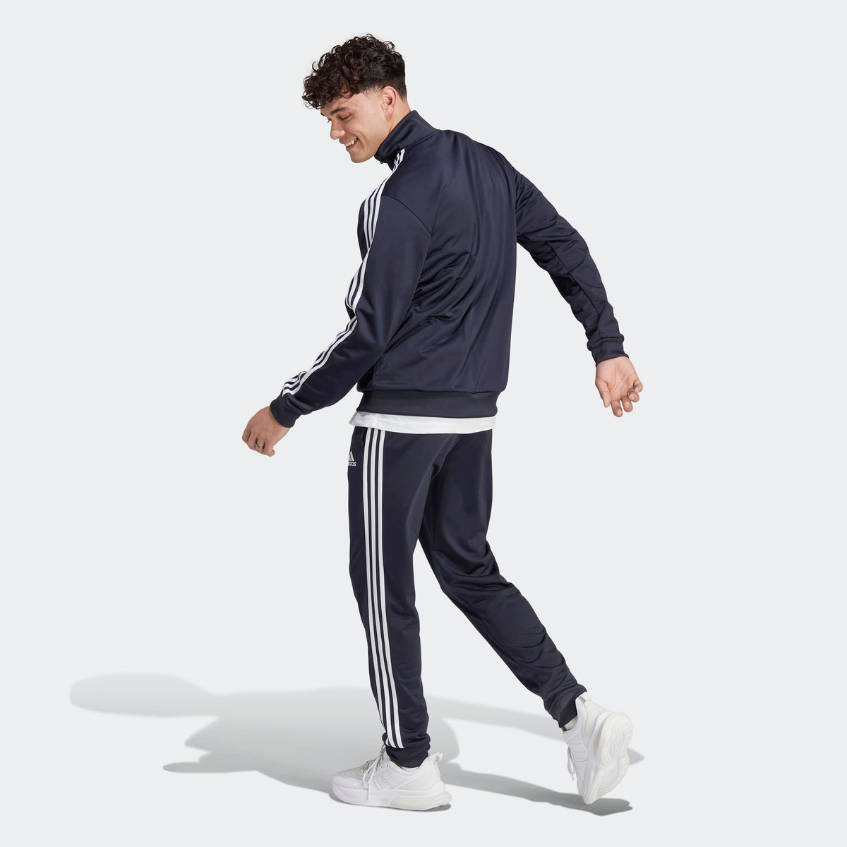 Survêtement adidas homme 3-Stripes porté lors d'une promenade