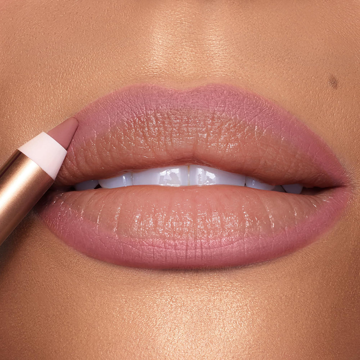 Swatch de la teinte nude-rosé du crayon à lèvres Charlotte Tilbury