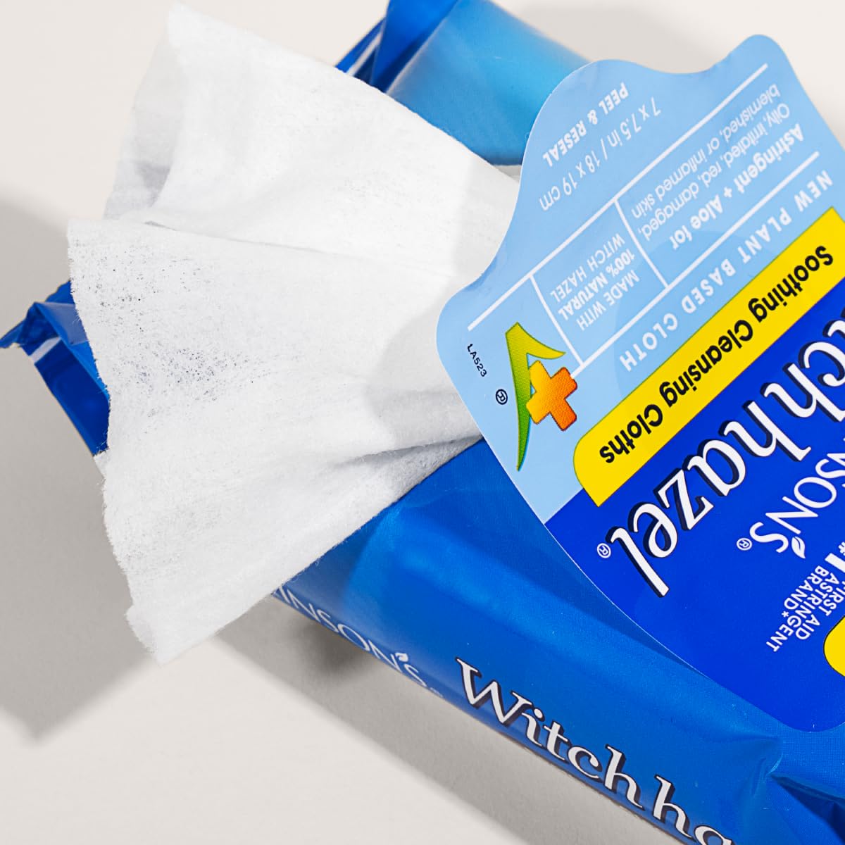 T.N. Dickinson's Lingettes Nettoyantes Apaisantes dans une trousse de toilette