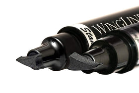 Tampon eyeliner The Flick Stick utilisé pour créer un look œil de chat
