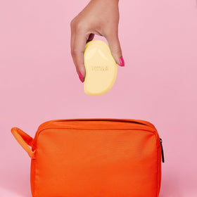 TANGLE TEEZER Brosse Mini Démêlante en situation d'utilisation