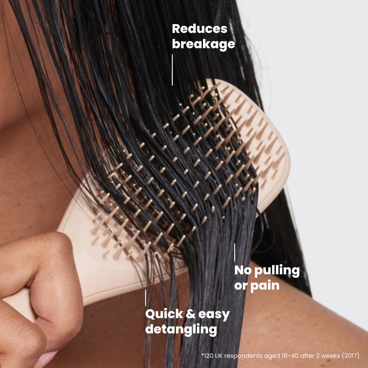 TANGLE TEEZER Mini Brosse Démêlante Oat Cream sur un fond neutre