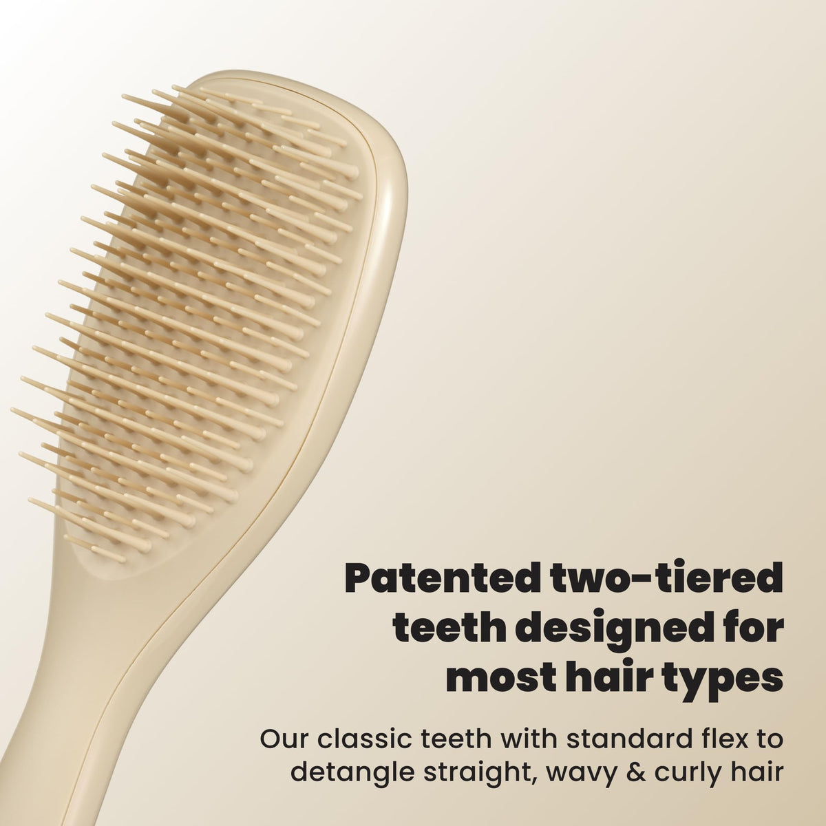 TANGLE TEEZER Mini Brosse Démêlante Oat Cream taille compacte dans une main