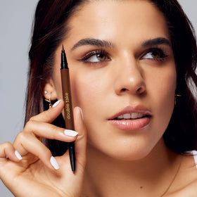 tarte Double Take Eyeliner 2-en-1 marron côté liquide
