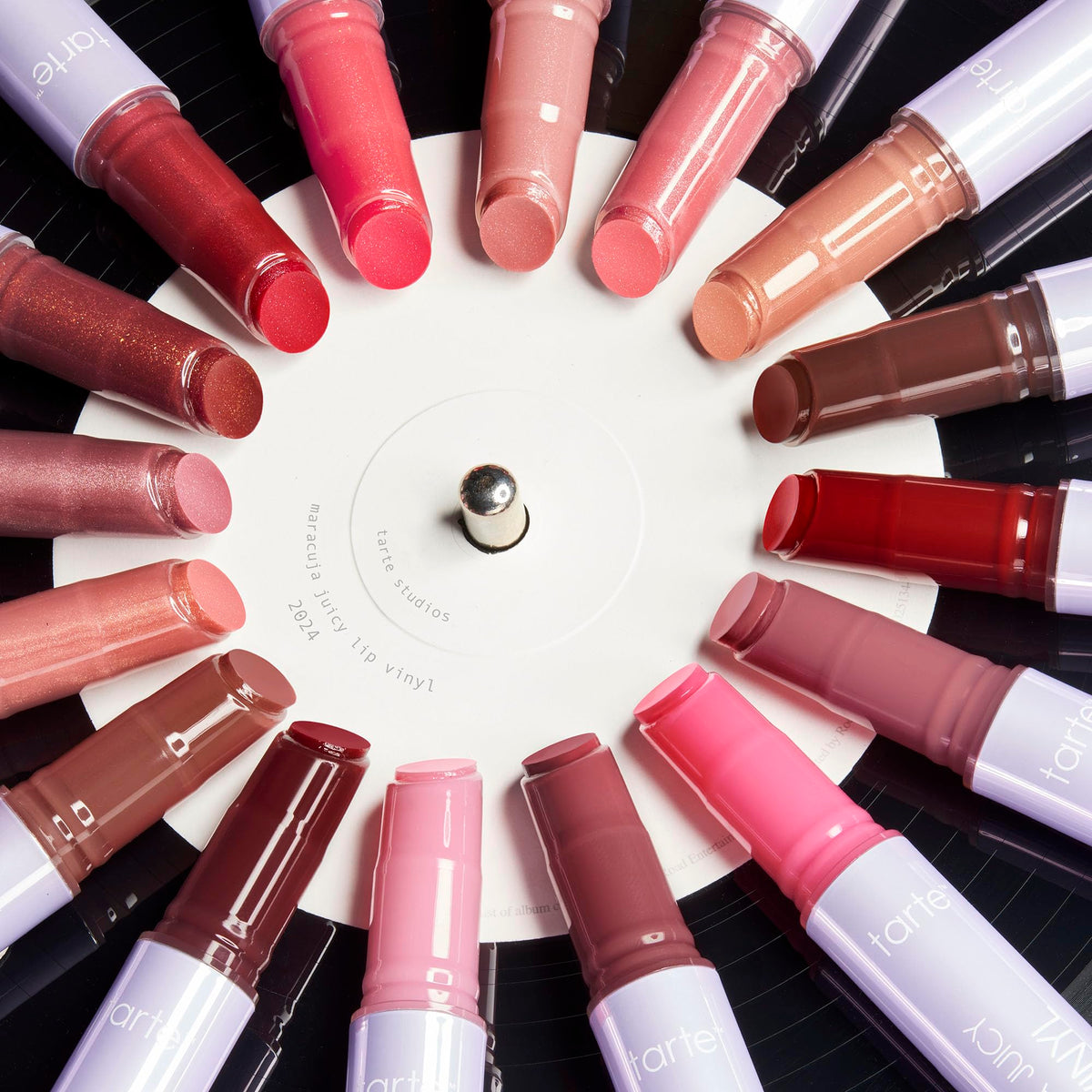 Tarte Maracuja Juicy Lip Vinyl Gloss, photo lifestyle avec modèle utilisant le produit