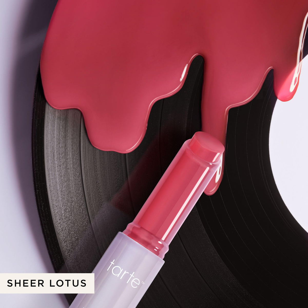 Tarte Maracuja Juicy Lip Vinyl Gloss, texture crémeuse sur un doigt