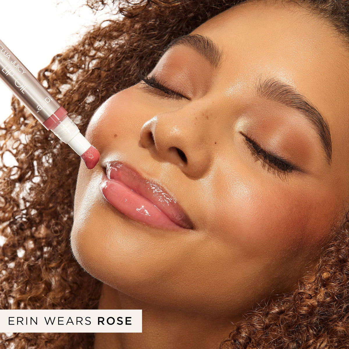 tarte Maracuja Juicy Plumping Lip Oil 9g texture sur les lèvres