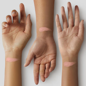 tarte Shape Tape Concealer 22B texture crémeuse sur un doigt