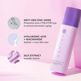 TATCHA Crème Solaire Soie SPF 50 sur un fond léger avec accessoires de beauté