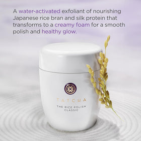 TATCHA The Rice Polish Classic 150g mousse appliquée sur la peau