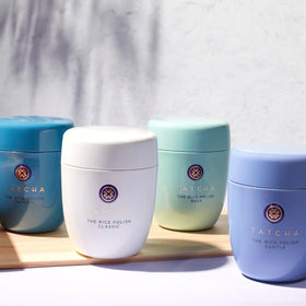TATCHA The Rice Polish Exfoliant Enzymatique 141g en utilisation sur le visage