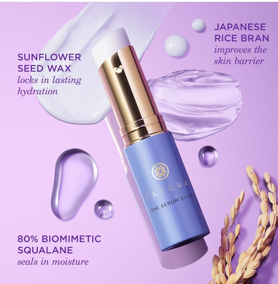 TATCHA The Serum Stick sur un arrière-plan de salle de bain