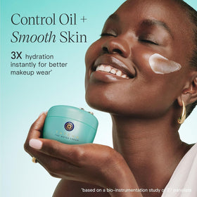 TATCHA The Water Cream dans un environnement de salle de bain