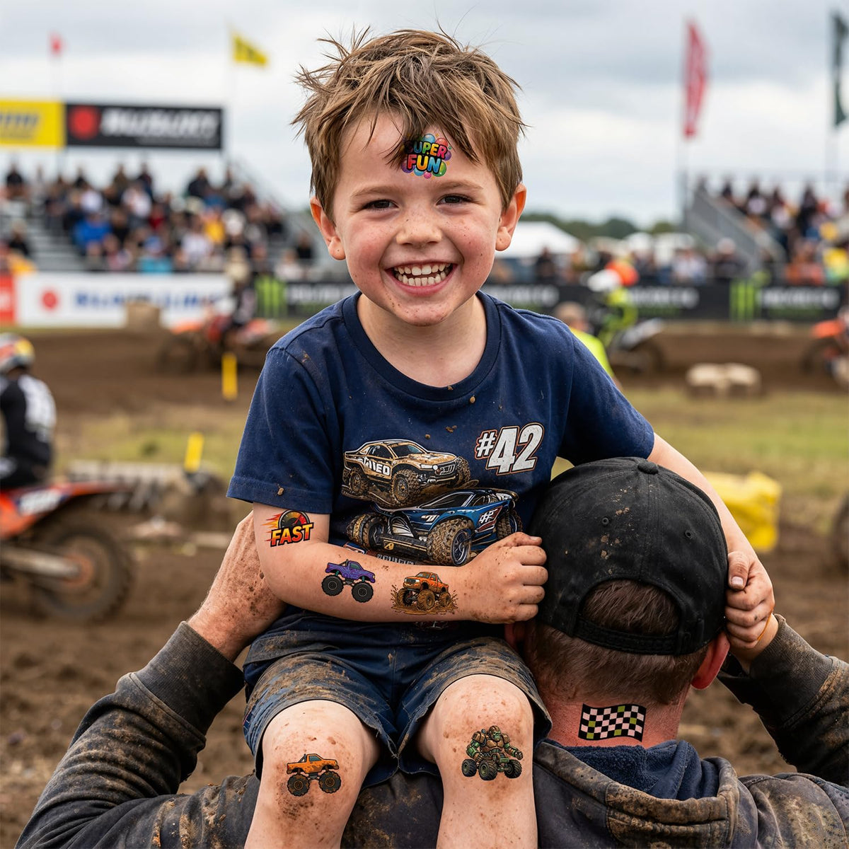Tatouage temporaire monstre truck sur le bras d'un enfant