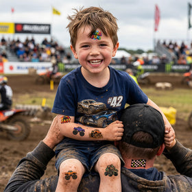 Tatouage temporaire monstre truck sur le bras d'un enfant