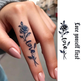 Tatouages temporaires COKTAK en gros plan sur une surface