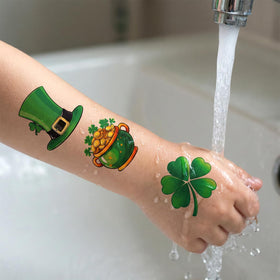 Tatouages temporaires de Saint Patrick sur fond vert