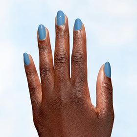 Teinte bleu doux du vernis OPI Nature Strong sur un ongle
