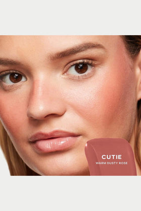 Teinte du Saie Dew Liquid Blush Cutie sur la main