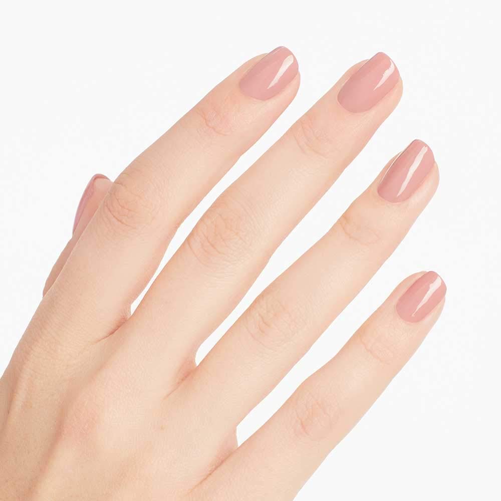 Teinte rose pâle du vernis OPI sur un ongle