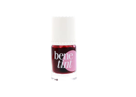 Teinture rose Benetint sur les pommettes avec un effet naturel