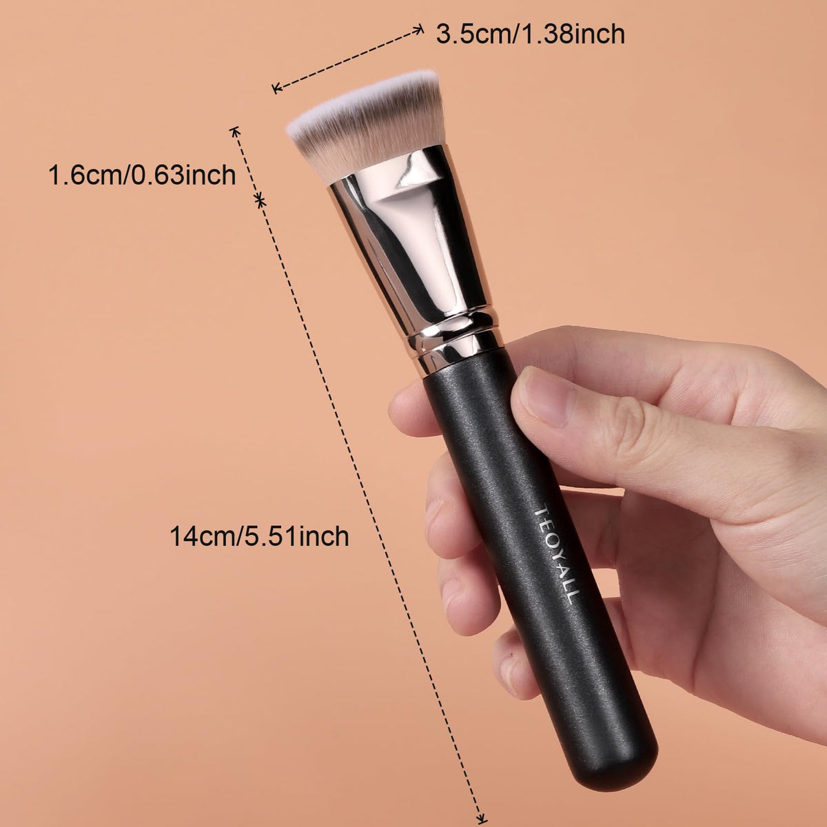 TEOYALL Pinceau à Contour Oval utilisé sur un modèle