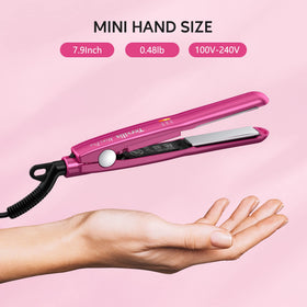 Terviiix Mini Fer à Lisser Rose en mode utilisation sur cheveux courts