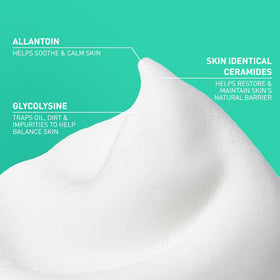 Texture aérienne du nettoyant moussant CeraVe