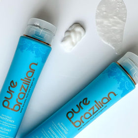Texture crémeuse de l'Après-Shampoing Pure Brazilian sur la main