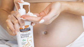 Texture crémeuse de la lotion corporelle Palmer's sur une main