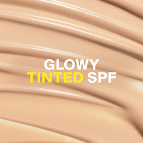 Texture crémeuse de Supergoop! Glowscreen sur une main