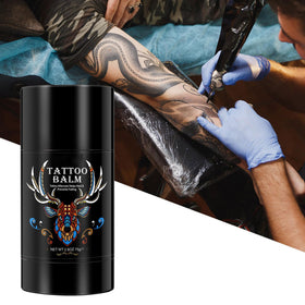 Texture crémeuse du baume après-tatouage Yecuce sur une main