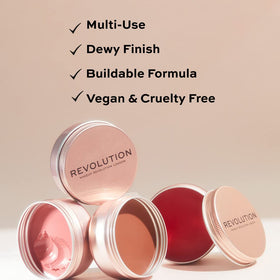Texture crémeuse du Baume Glow Multi-Usage sur un doigt