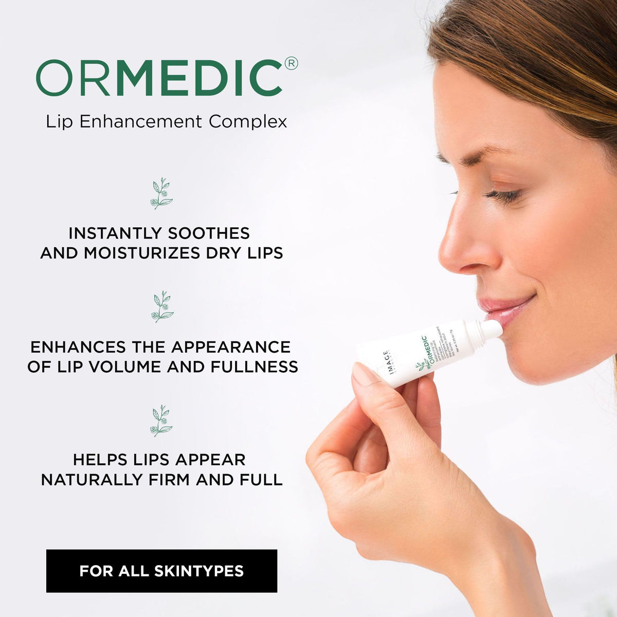 Texture crémeuse du Complexe Hydratant Lèvres ORMEDIC d'IMAGE Skincare sur un doigt