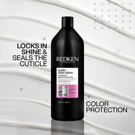 Texture crémeuse du conditionneur Redken Acidic Color Gloss sur une main