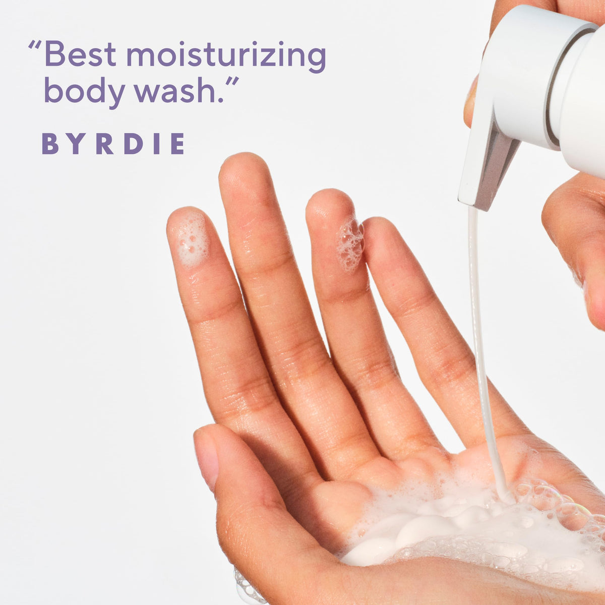Texture crémeuse du gel douche Native sur une éponge