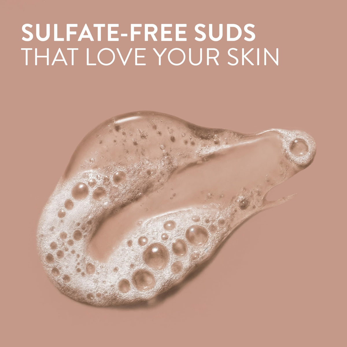 Texture crémeuse du gel douche Native sur une éponge
