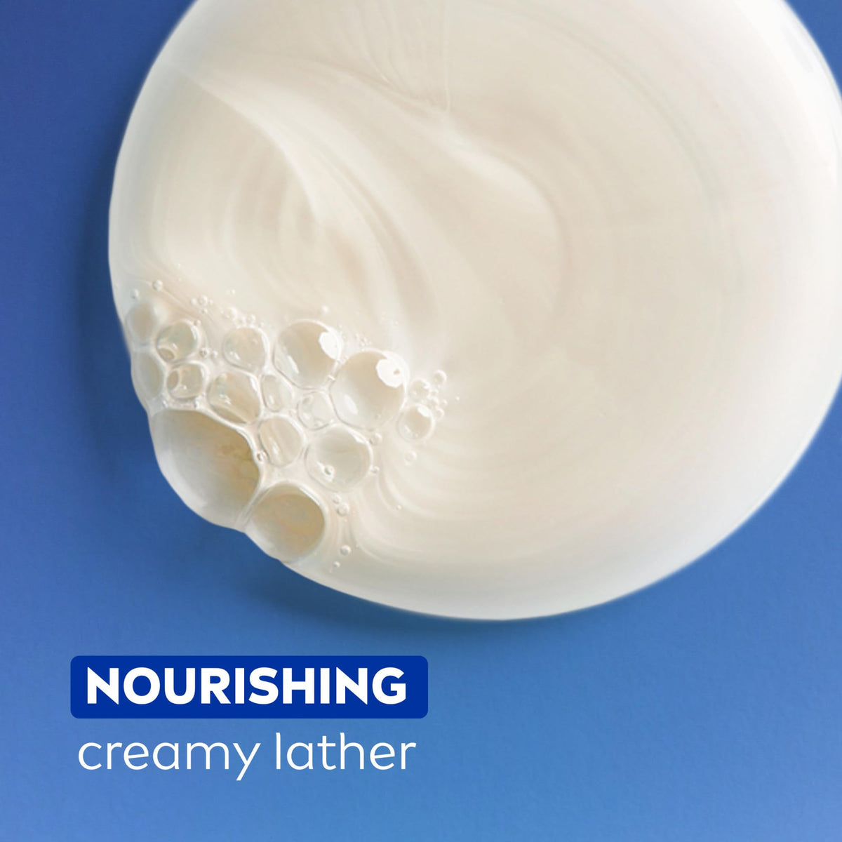 Texture crémeuse du gel douche NIVEA sur une éponge
