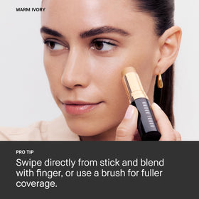 Texture crémeuse du Stick Fond de Teint Crème Bobbi Brown sur la peau