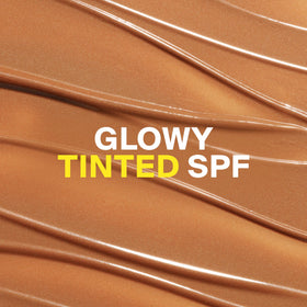 Texture crémeuse du Supergoop! Glowscreen sur la main