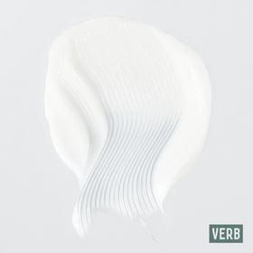 Texture de l'après-shampooing VERB Ghost sur un fond blanc