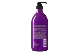 Texture de l'après-shampooing violet L LUSETA sur une main