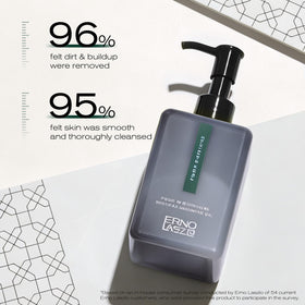 Texture de l'huile nettoyante Erno Laszlo sur la main
