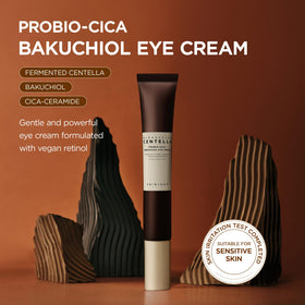 Texture de la crème contour des yeux SKIN1004 sur le doigt